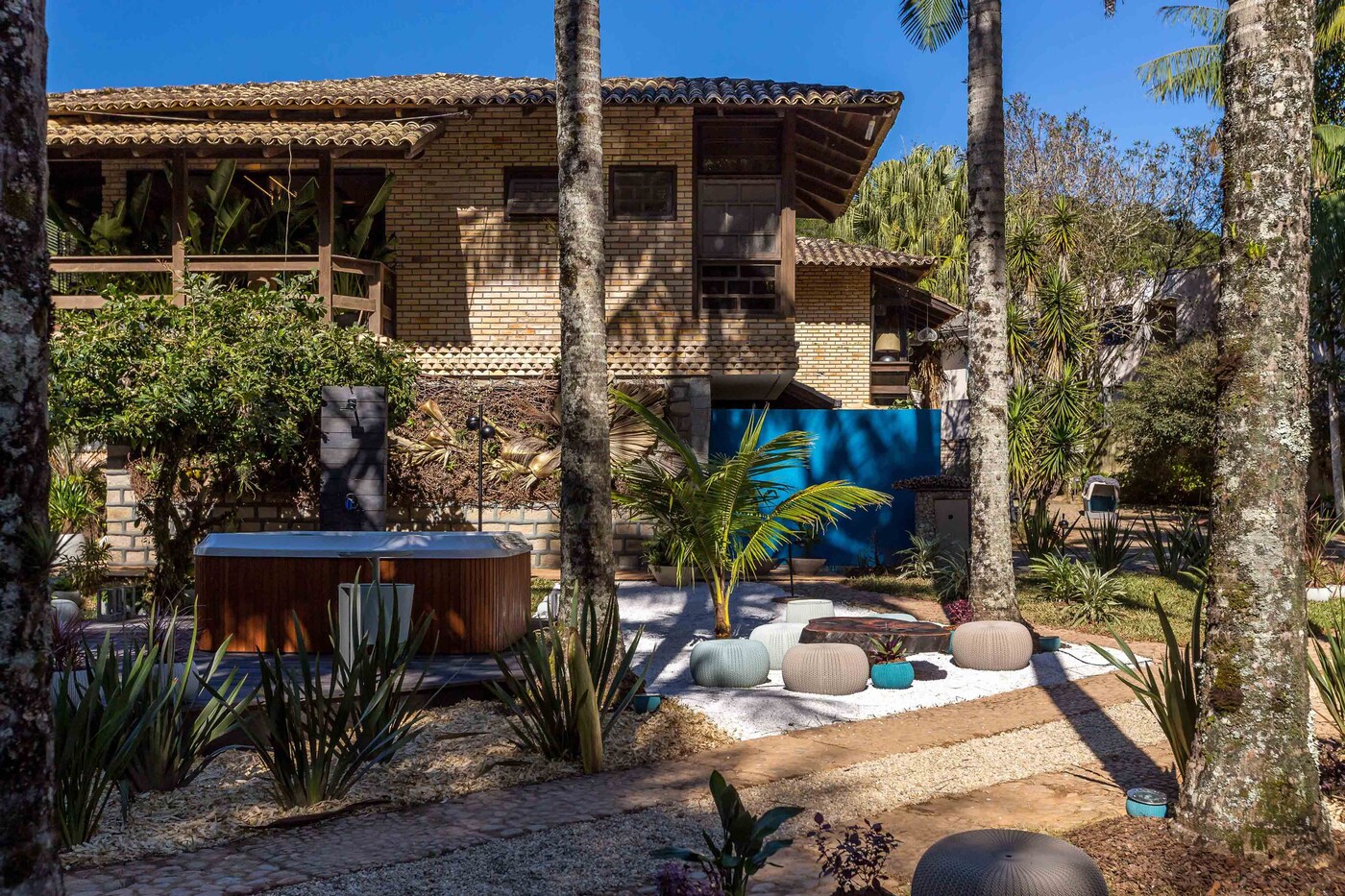 Coral. A tinta oficial CASACOR Bahia | Segunda Imagem do Espaço Jardim das Palmeiras por Maria Helena Cavichiolo e Sheila Sabrina Skonetzky