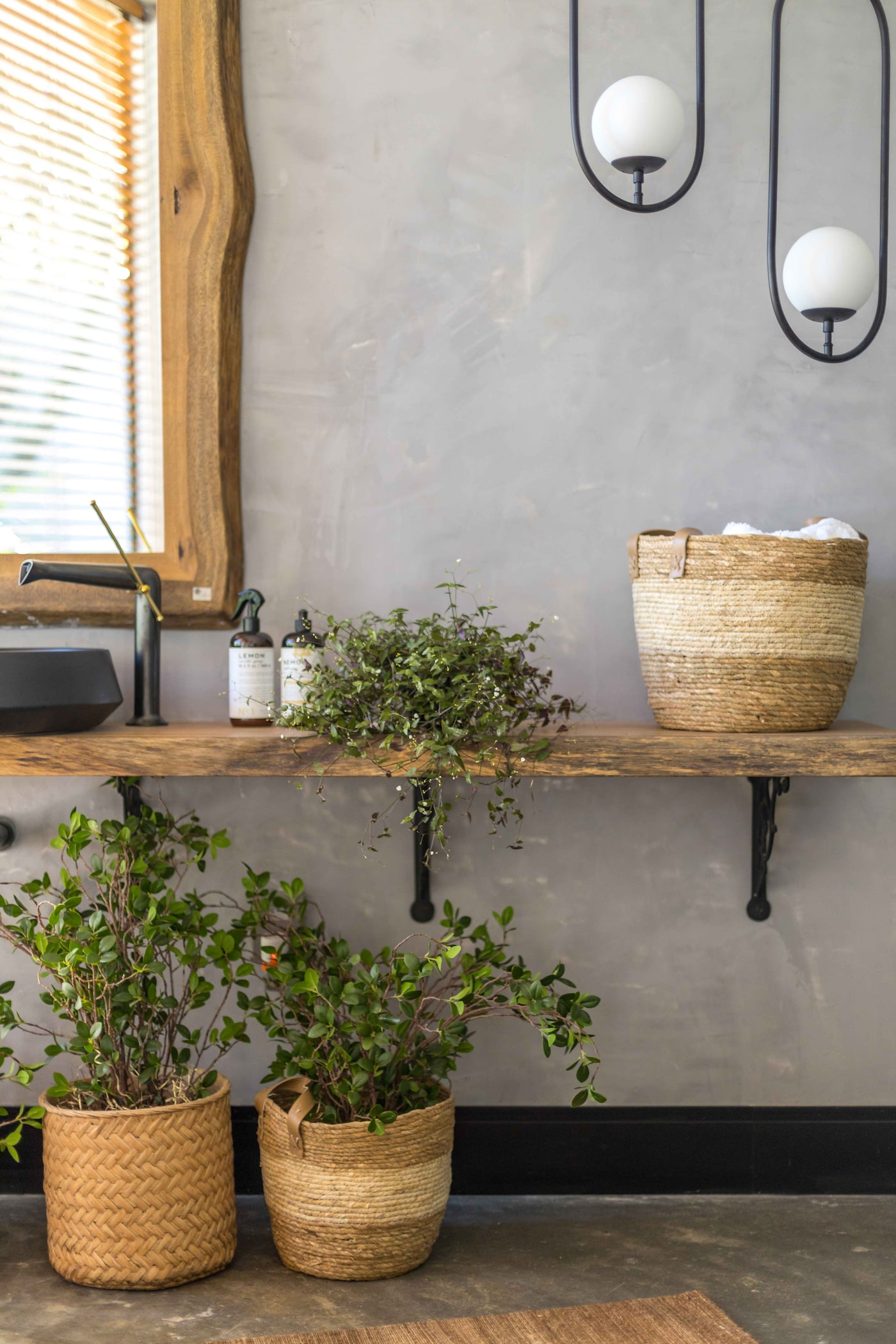 Coral. A tinta oficial CASACOR Bahia | Terceira Imagem do Cabana Reveev por Linda Martin e Cris Araújo.