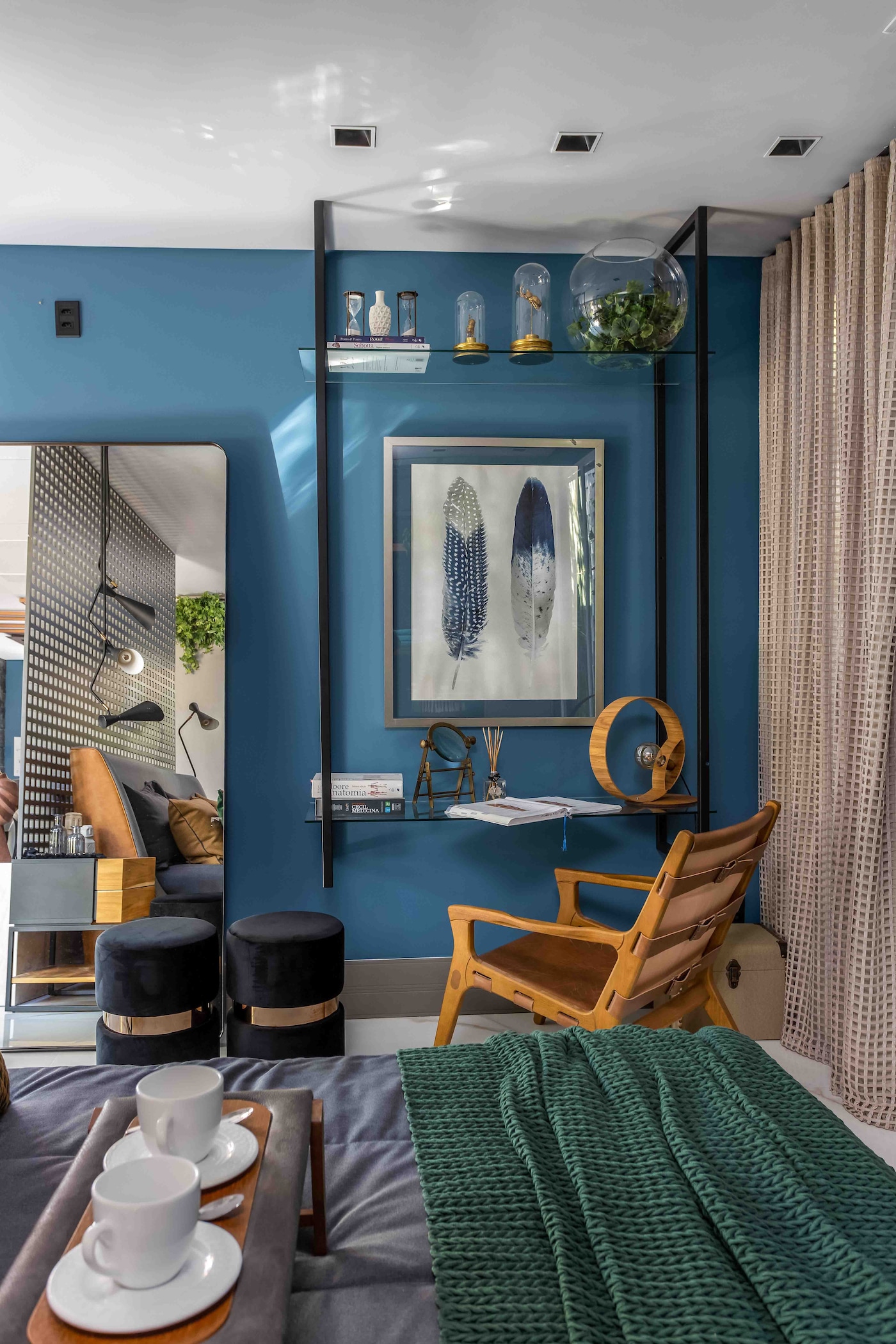 Coral. A tinta oficial CASACOR Bahia | Espaço Loft Haven Home por Mike Hoffmann e Lia Herrmann