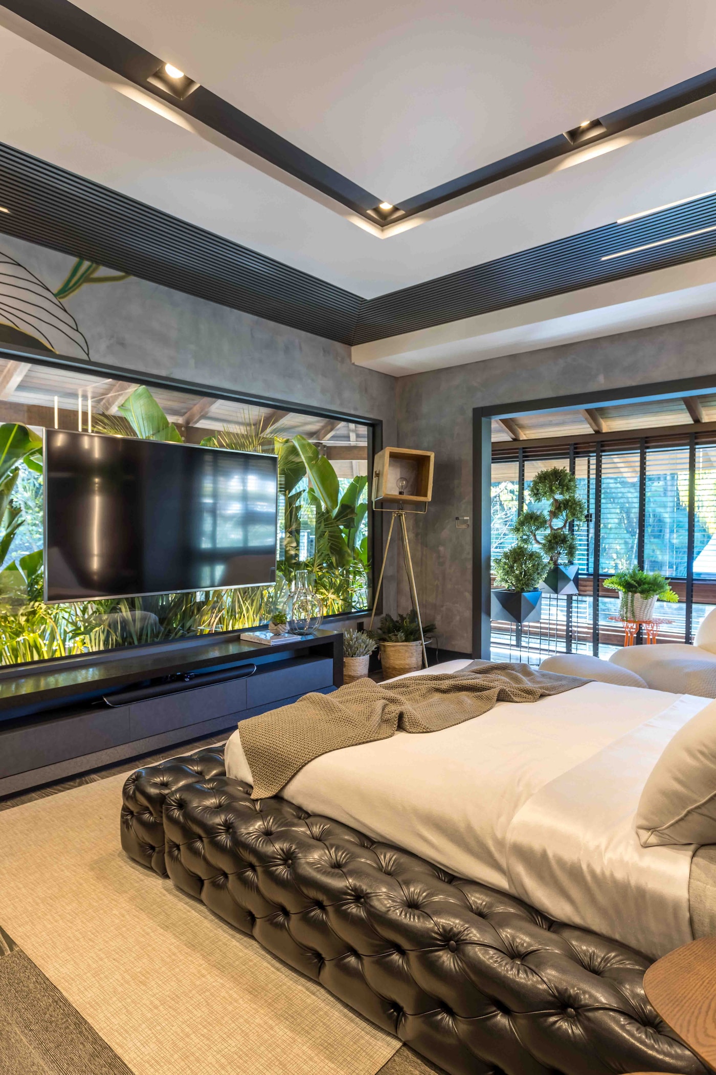 Coral. A tinta oficial CASACOR Bahia | Terceira Imagem do Espaço Suíte do Casal por Mariane Bassegio e Nando Machado