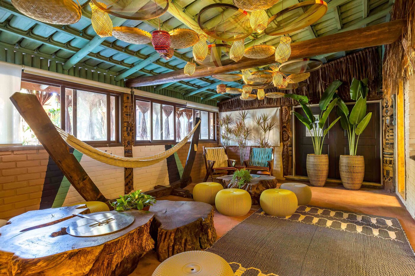 Coral. A tinta oficial CASACOR Bahia | Restaurante Motírõ por Ileon Arquitetura - Ileon de Mello, Jordana Battisti e Marcelo Urizar