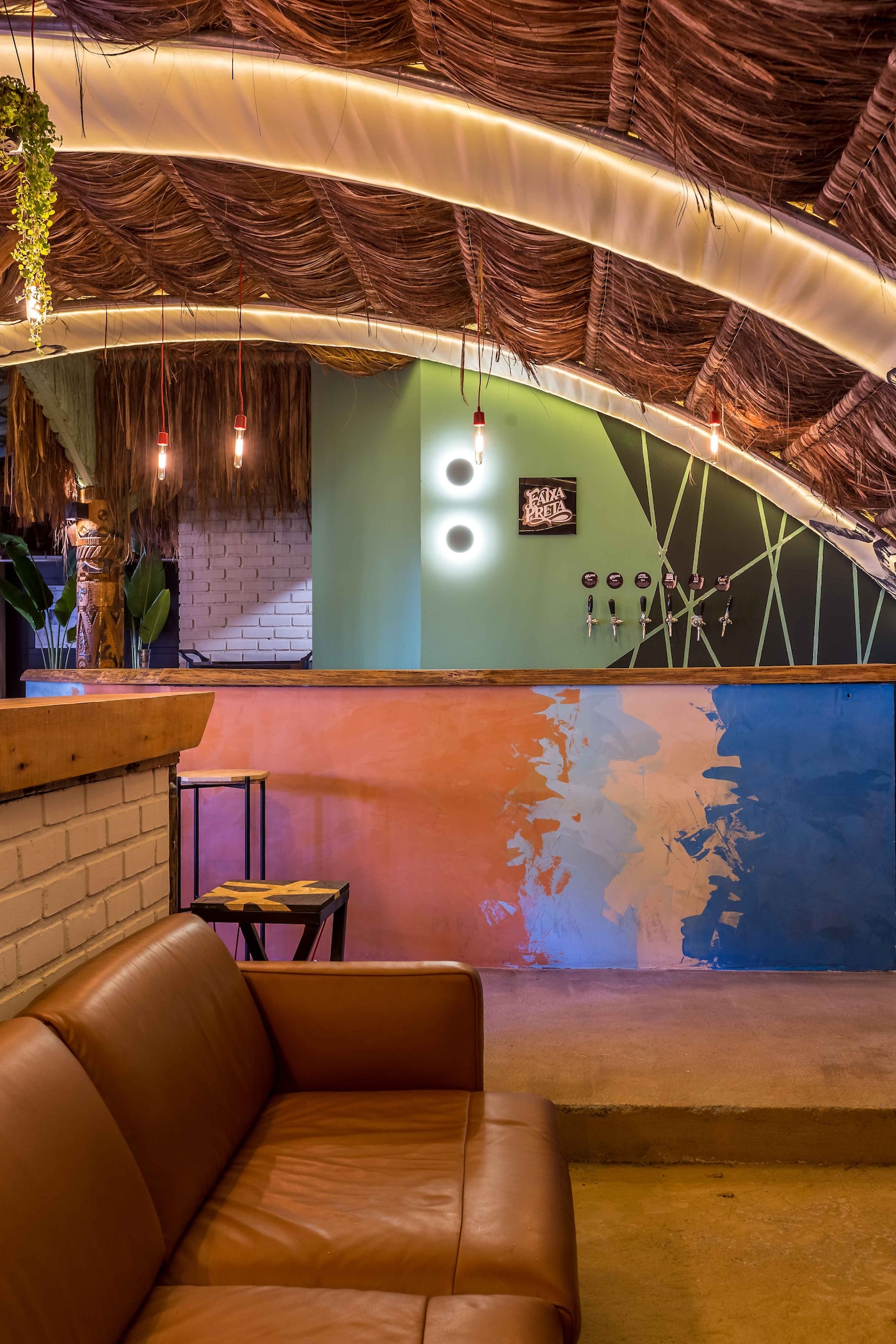 Coral. A tinta oficial CASACOR Bahia | Segunda Imagem do Restaurante Motírõ por Ileon Arquitetura - Ileon de Mello, Jordana Battisti e Marcelo Urizar