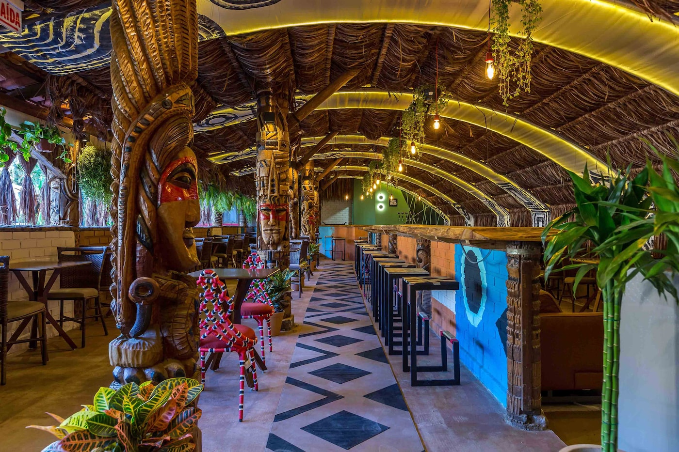 Coral. A tinta oficial CASACOR Bahia | Quinta Imagem do Restaurante Motírõ por Ileon Arquitetura - Ileon de Mello, Jordana Battisti e Marcelo Urizar