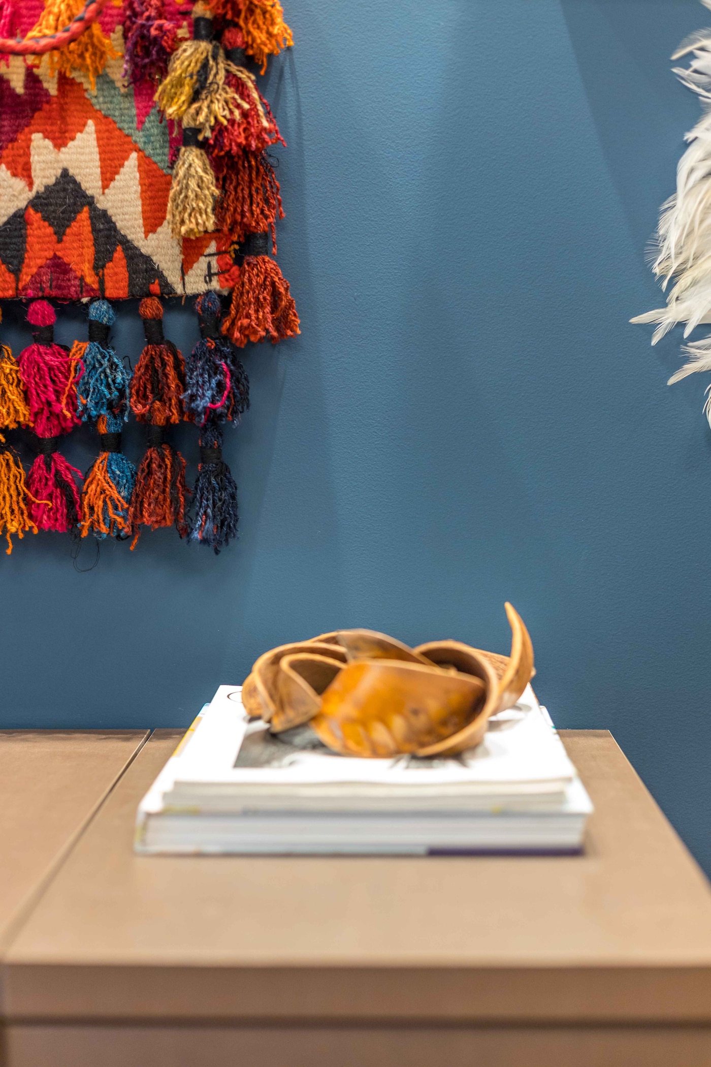 Coral. A tinta oficial CASACOR Bahia | Quarta Imagem do Espaço Quarto Sincronia por Gouveia e Bertoldi Design de Interiores