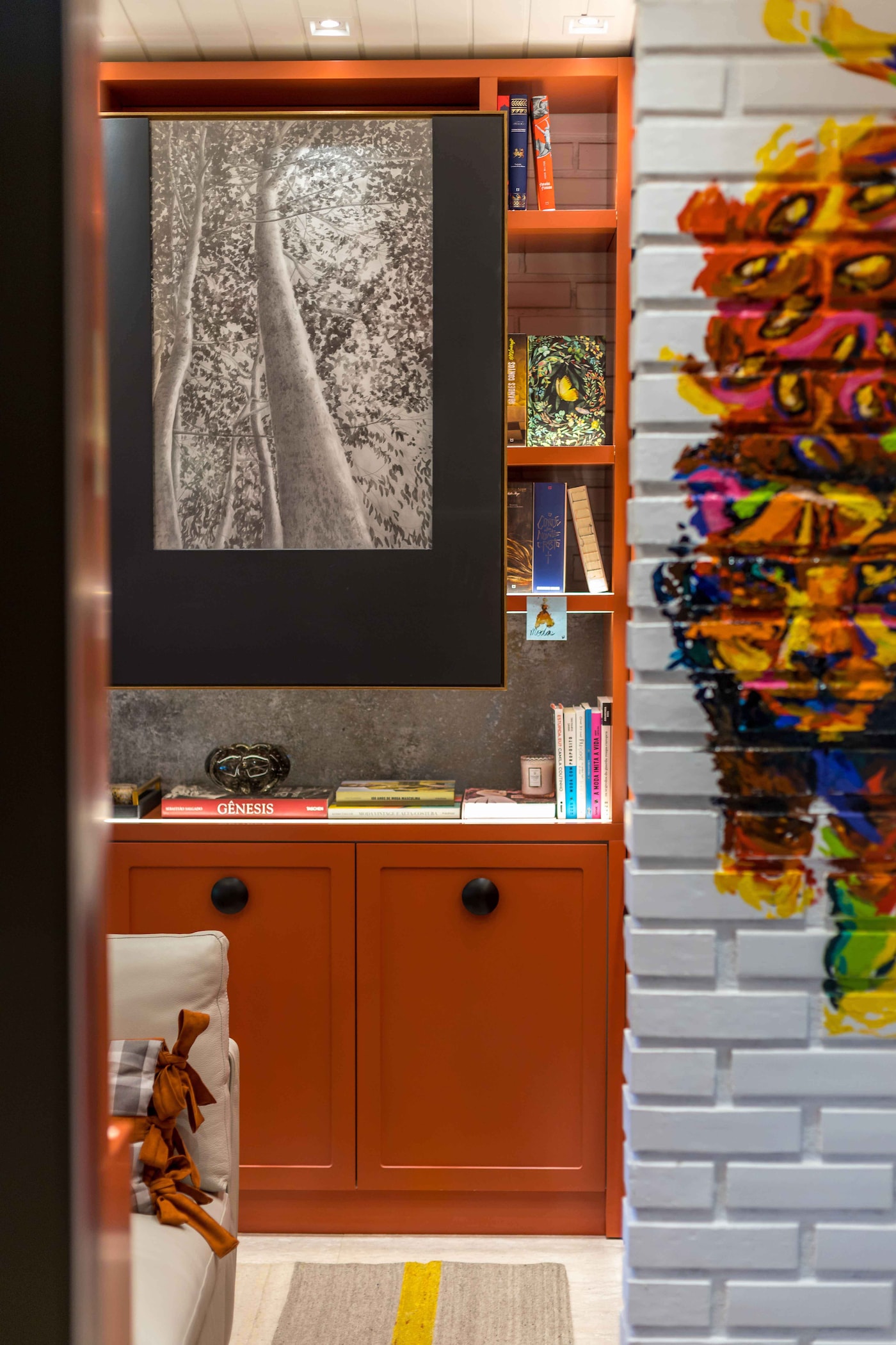 Coral. A tinta oficial CASACOR Bahia | Terceira Imagem do Espaço Books n’ Art por Gabriela Herde