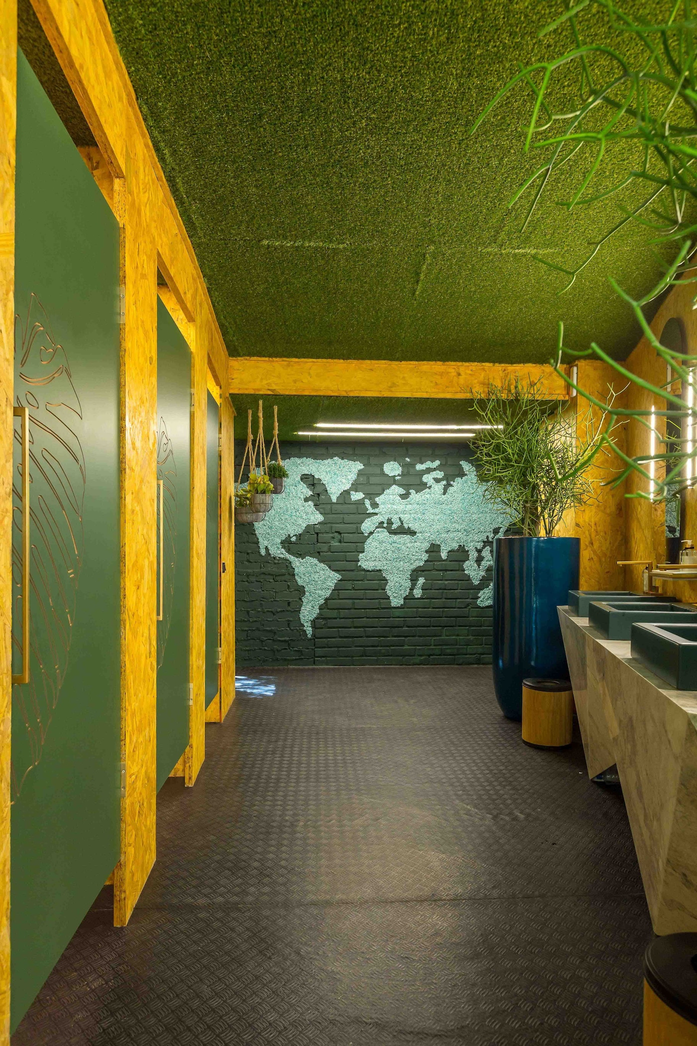 Coral. A tinta oficial CASACOR Bahia | Banheiro Cabana Verde por Suellen Paul