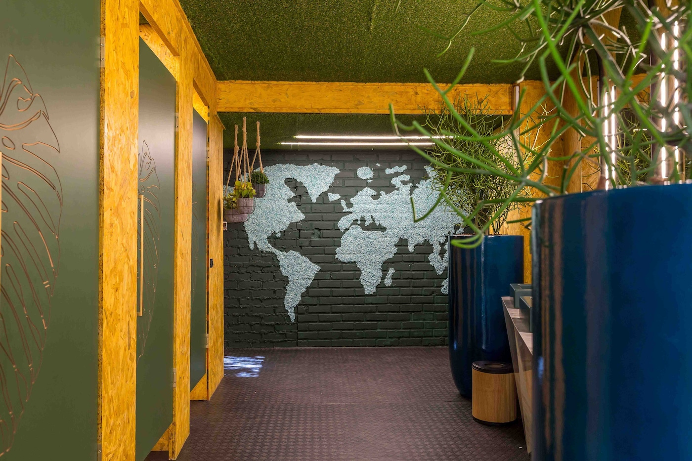 Coral. A tinta oficial CASACOR Bahia | Segunda Imagem do Banheiro Cabana Verde por Suellen Paul