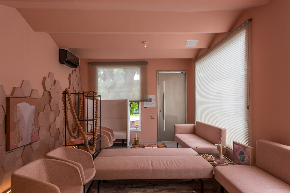 Sala decorada com sofá combinado com a cor da parede.