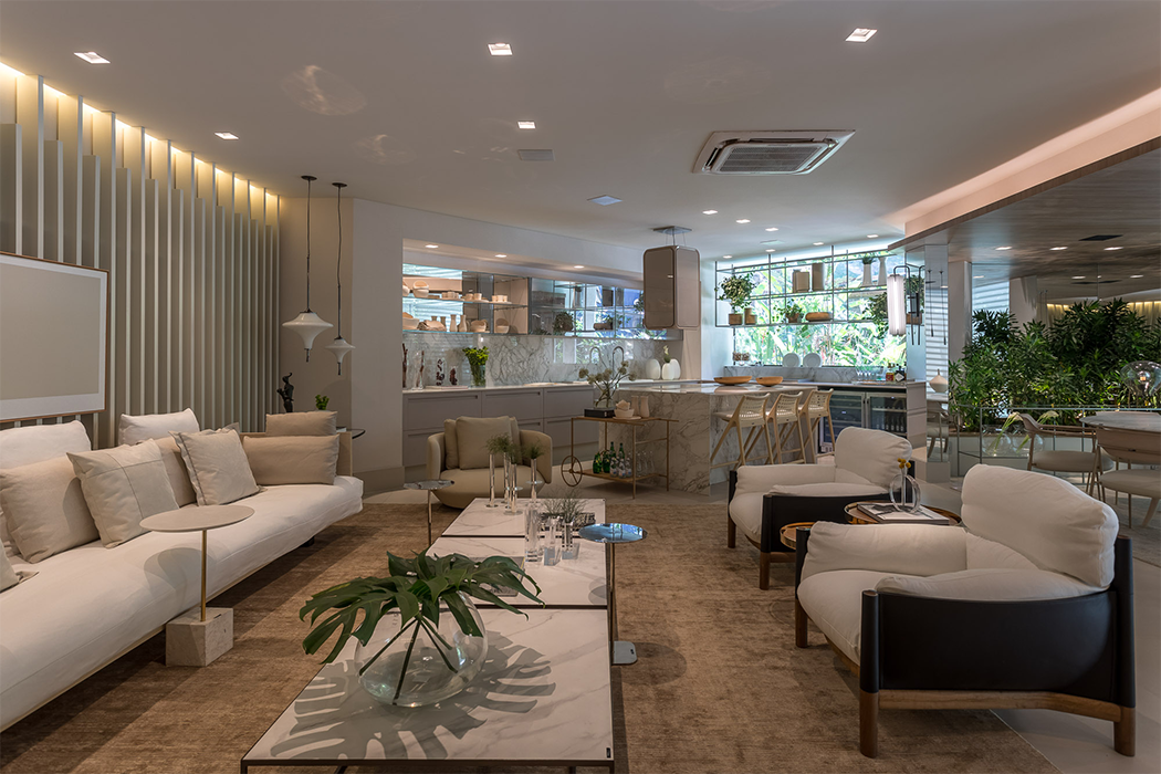 Sala decorada com sofá combinando com a cor da parede.