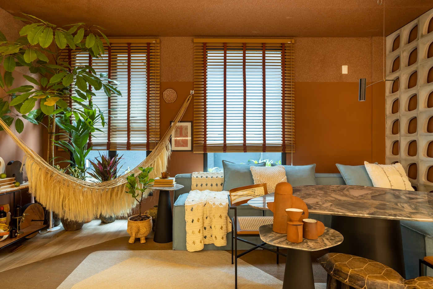 Sala da Casa Meu Coração Queima, de Jefferson Branco, para CASACOR Santa Catarina com tom terroso