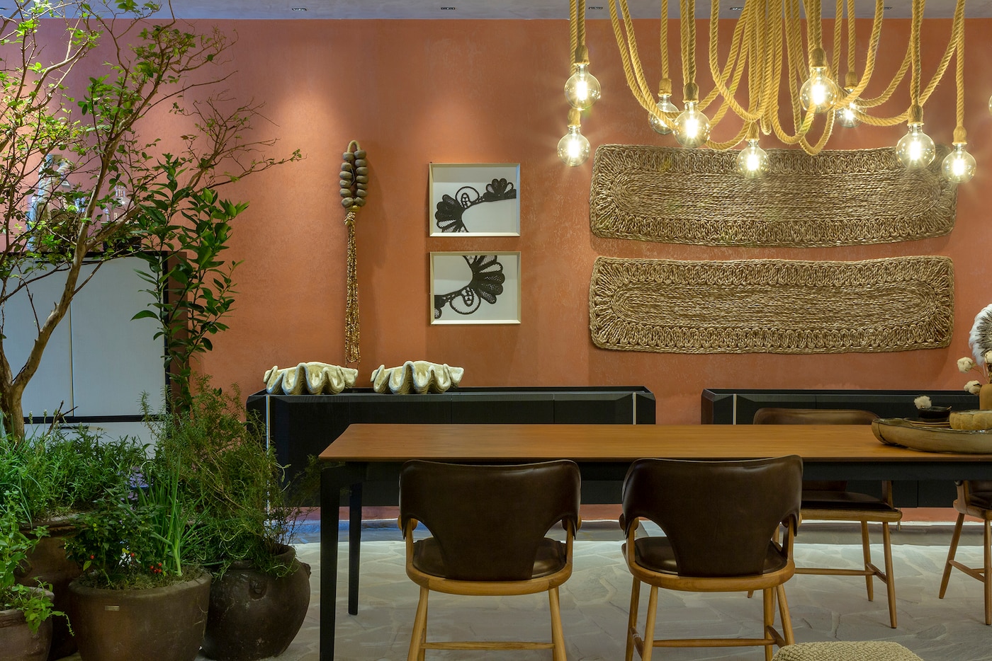 Sala da Casa de Raiz, de Mariana Mendonça e Shoraya Canedo, para CASACOR Goiás