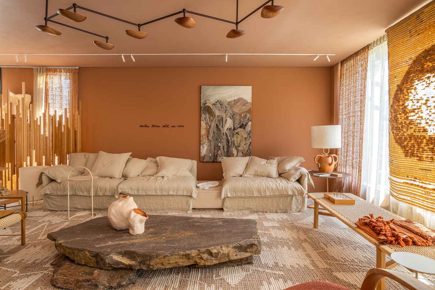 Living do loft Camadas Brasileiras, de Juliana Pippi, para CASACOR Santa Catarina