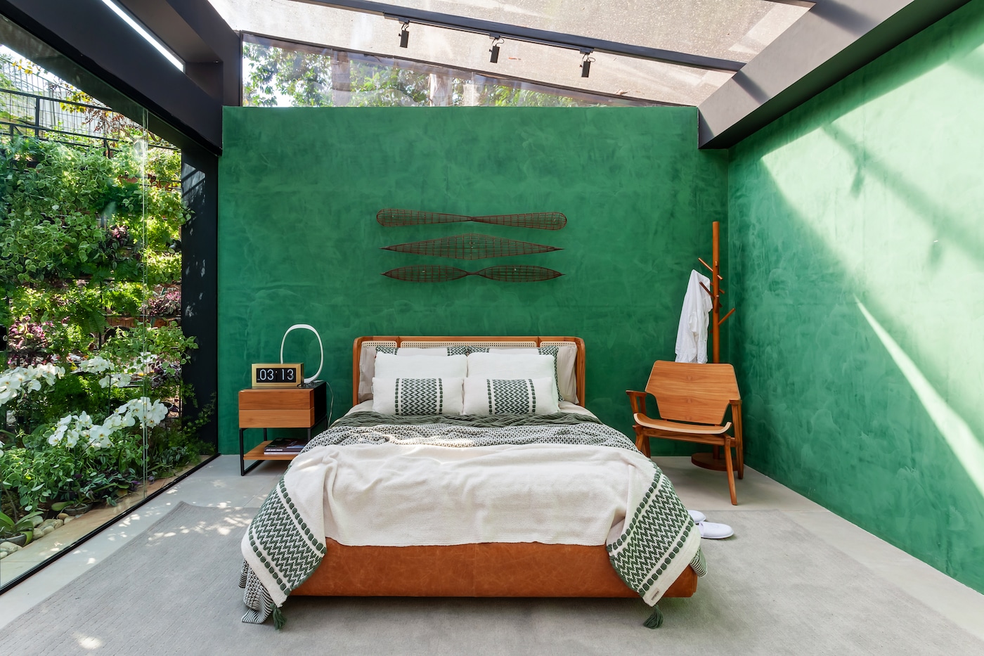 Casa Voktum quarto: Quarto da Casa Voktum, de Bárbara Nobre, para CASACOR Minas Gerais, com Efeito Especial Cimento Queimado