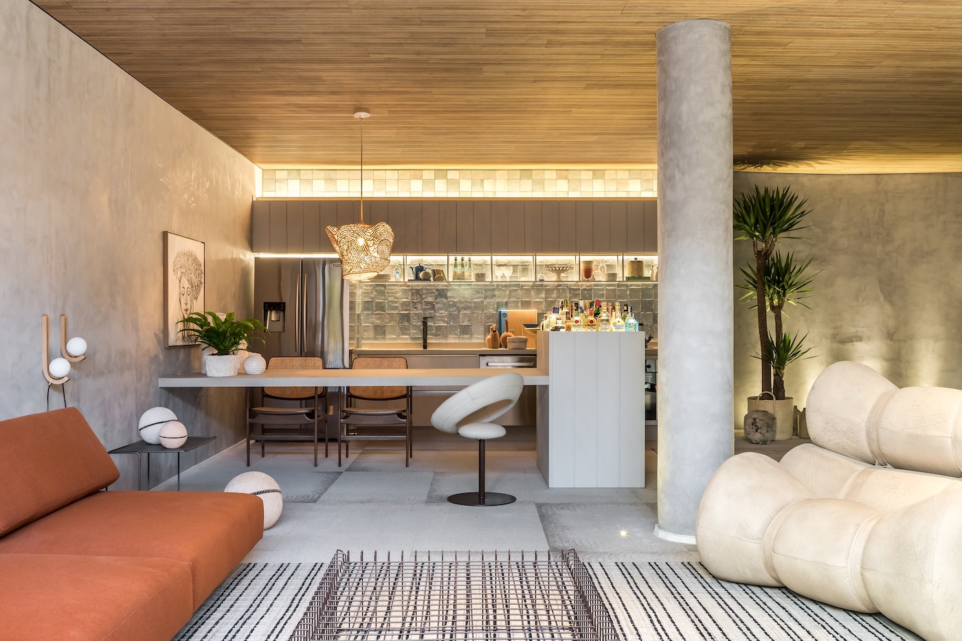 Ary, Bianca, Renan, Loft Guara: Sala do Loft com Varanda, de Studio Architetonika Nomad, para CASACOR Paraná, com Efeito Especial Cimento Queimado