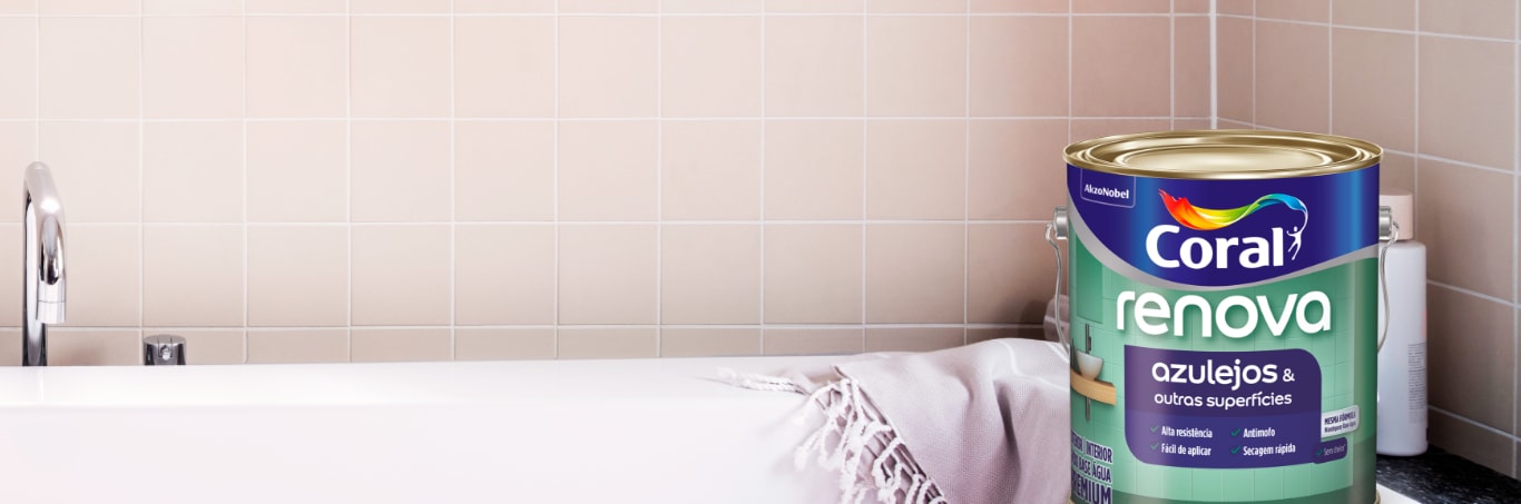 Foto do canto de uma banheira em que aparece o azulejo e um galão de Renova azulejos. 