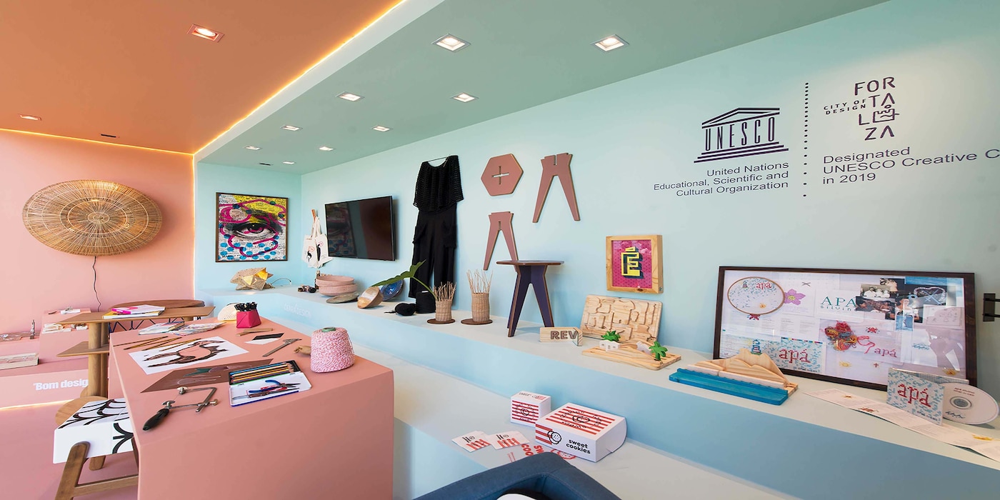 Ambiente decorado em combinação de tons de azul com rosa.