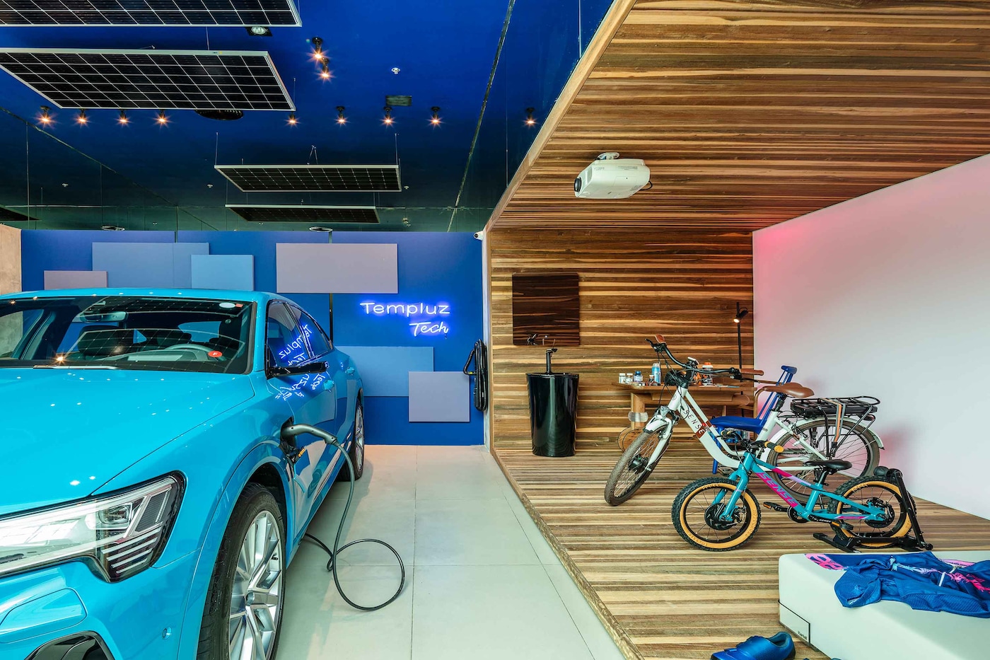 Garagem decorada com paredes em tons de azul.