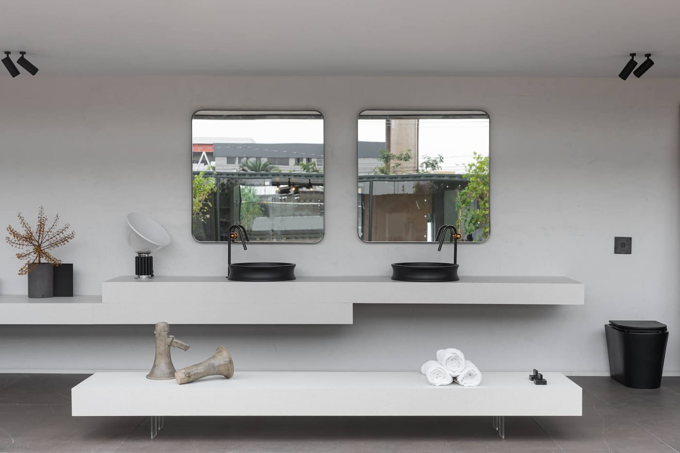 Banheiro decorado com parede em tons de cinza.