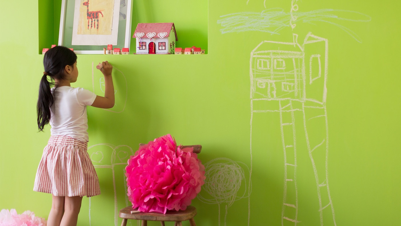 Mit Dulux Glanz und Schutz lassen sich Kinder-Kritzeleien  ganz leicht von der Wand wischen