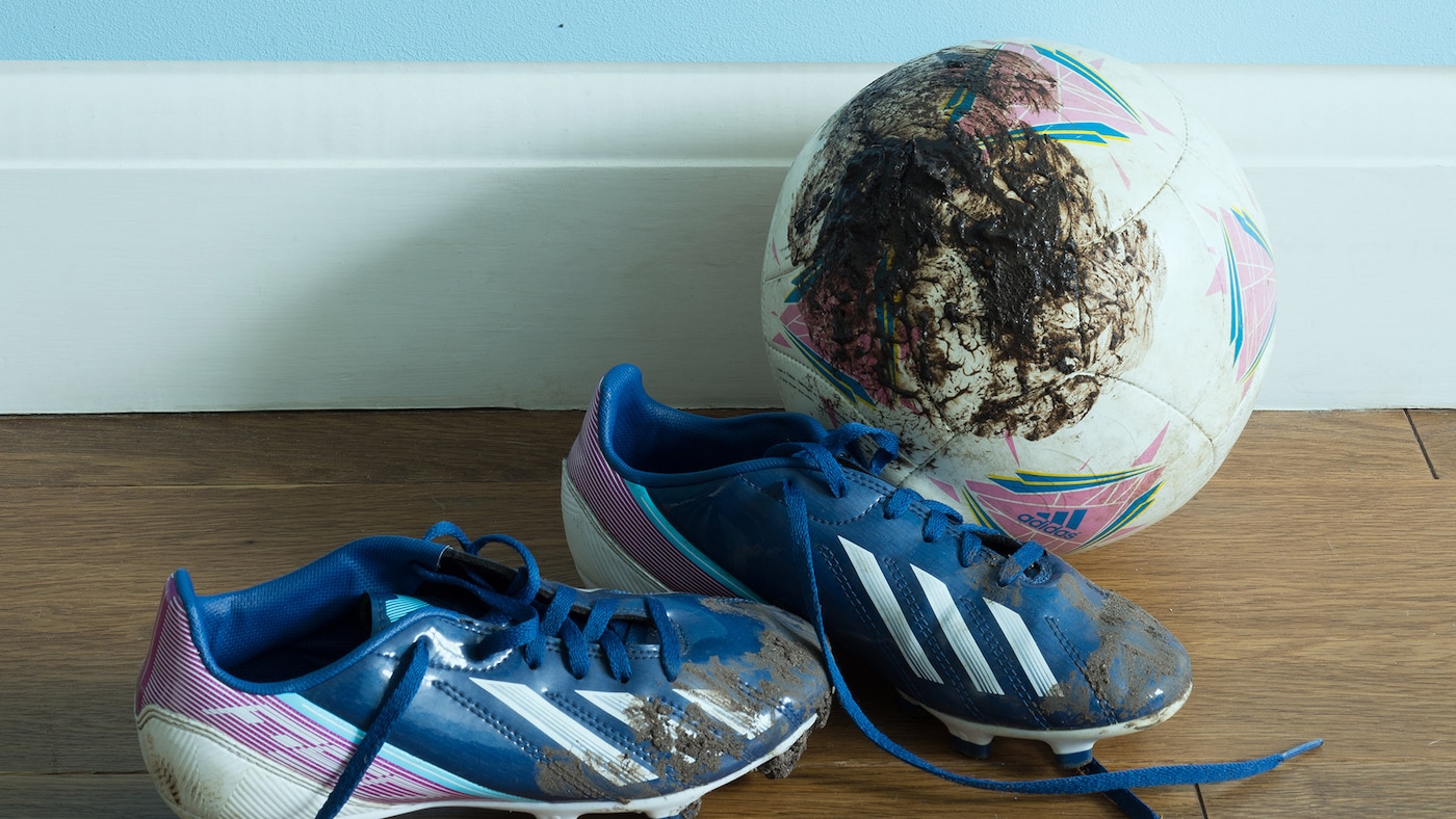 Auch Alltags-Flecken an den Wänden lassen sich mit Dulux Glanz und Schutz ganz einfach abwischen