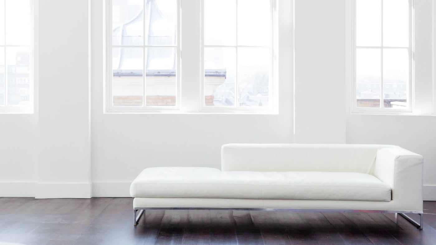 „Satinwood“ ist glänzender als „eggshell“ und somit eine gute Option, wenn Sie es etwas glänzender mögen. Die Farbe eignet sich bestens, um kleine Makel zu kaschieren.