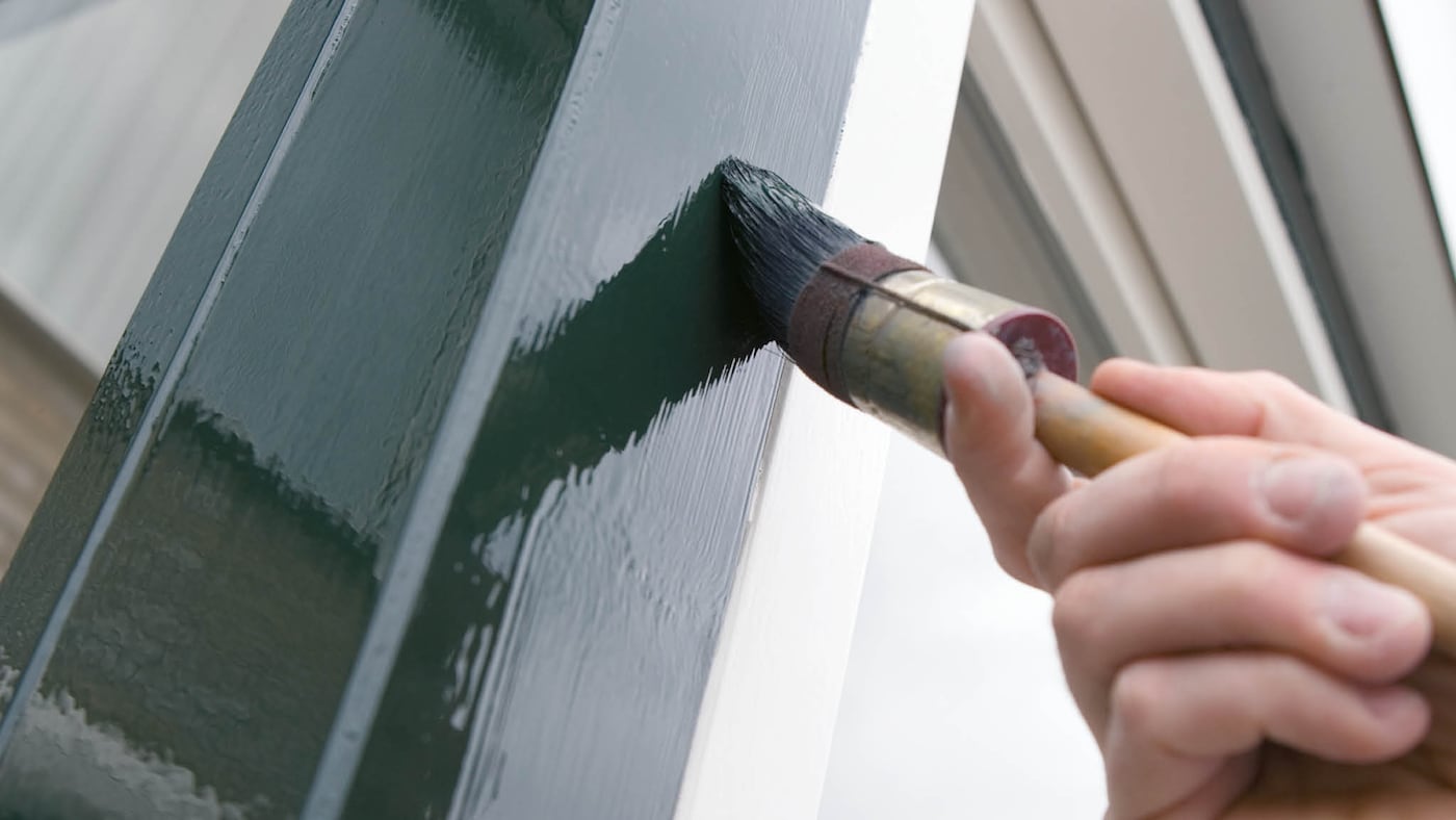 „Gloss“ eignet sich besonders für Holzflächen innen und außen. Die Farbe ist mit mittlerem Glanzgrad und hohem Glanzgrad erhältlich – der oftmals auch als Hochglanz bezeichnet wird.