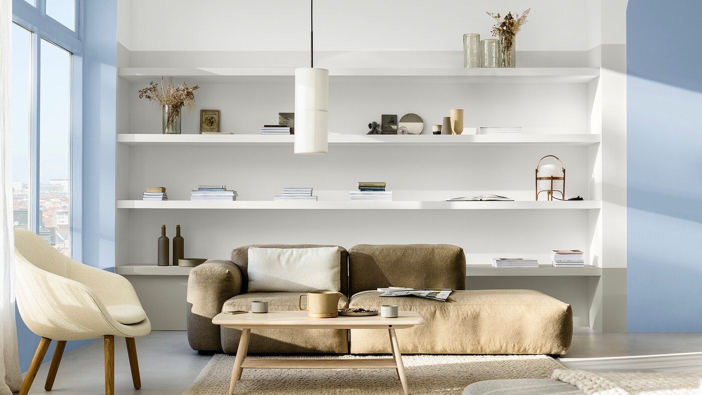 中性色墙面客厅中的浅蓝色装饰板和窗框