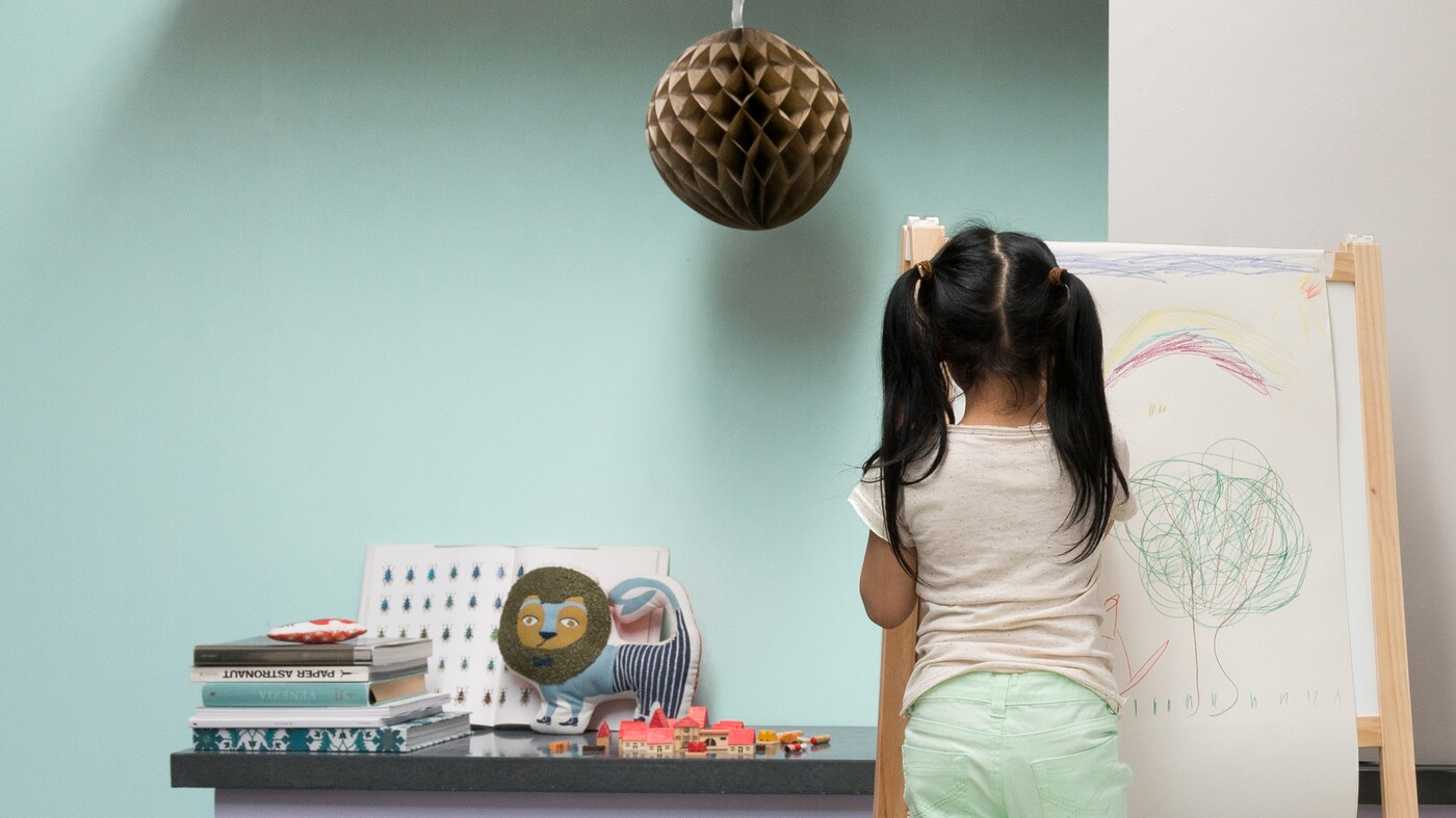 Na pěti měsících už má dítě vyvinutý zrak natolik, že dokáže rozeznávat mezi jemnými odstíny, například pastelovými.