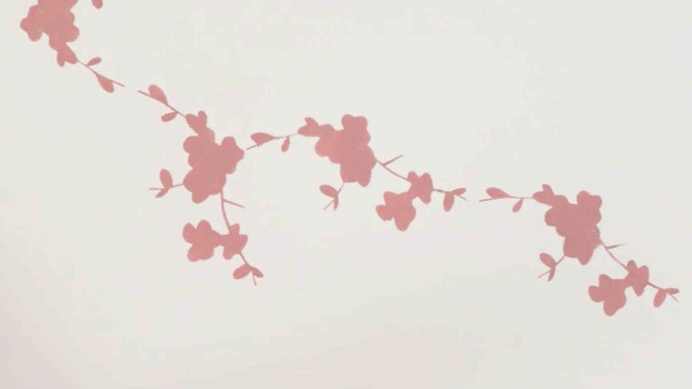 Šablony představují cenově dostupný a jednoduchý způsob, jak oživit strop v dětském pokoji. S jejich pomocí můžete také do zvoleného schématu zapracovat smělou akcentovou barvu, aniž byste pokoj přeplácali.