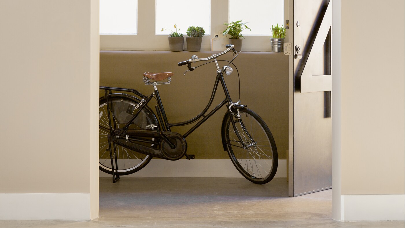 Teplé neutrální barvy v kombinaci s olivovou dodávají tomuto vstupnímu prostoru srdečnou atmosféru.
