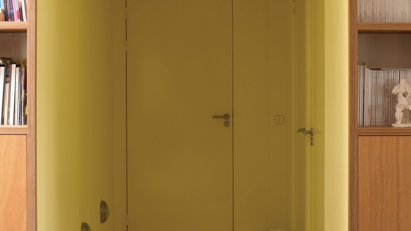 Natřete chodbu od podlahy ke stropu v jednom odstínu žluté.
