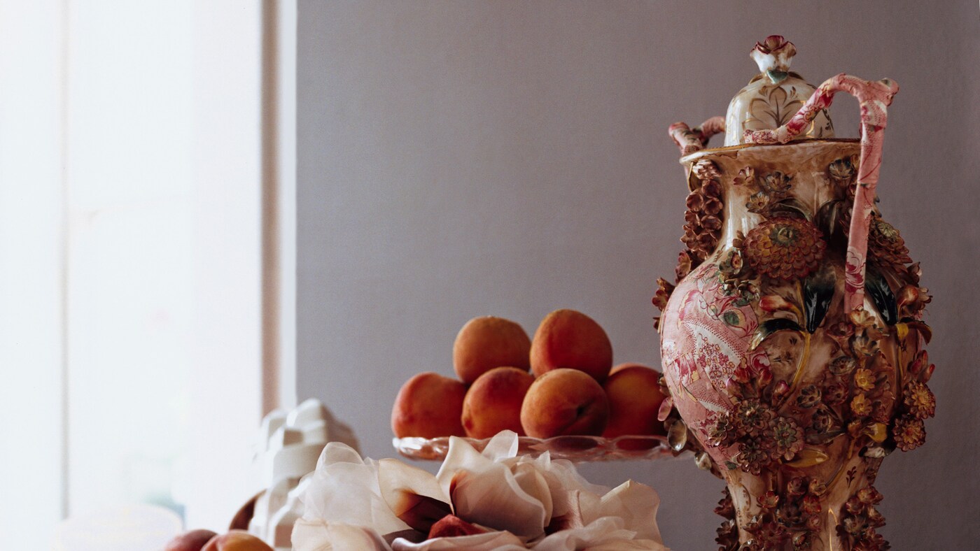 Použijte teplou kakaově hnědou pro zmírnění syté okázalosti mandarinky.
