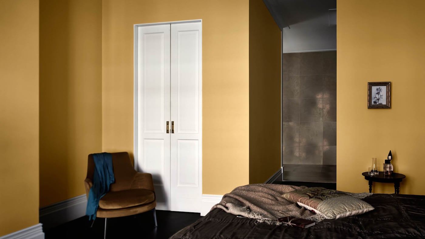 Für ein romantisches Schlafzimmer mit modernem Touch streichen Sie Ihre Wände in sattem Kupfer oder einem rauchigen Goldton.