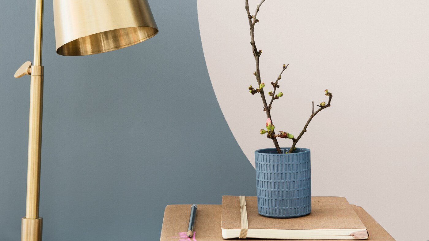 Geometrische Formen an der Wand eines Homeoffice-Arbeitsplatzes.