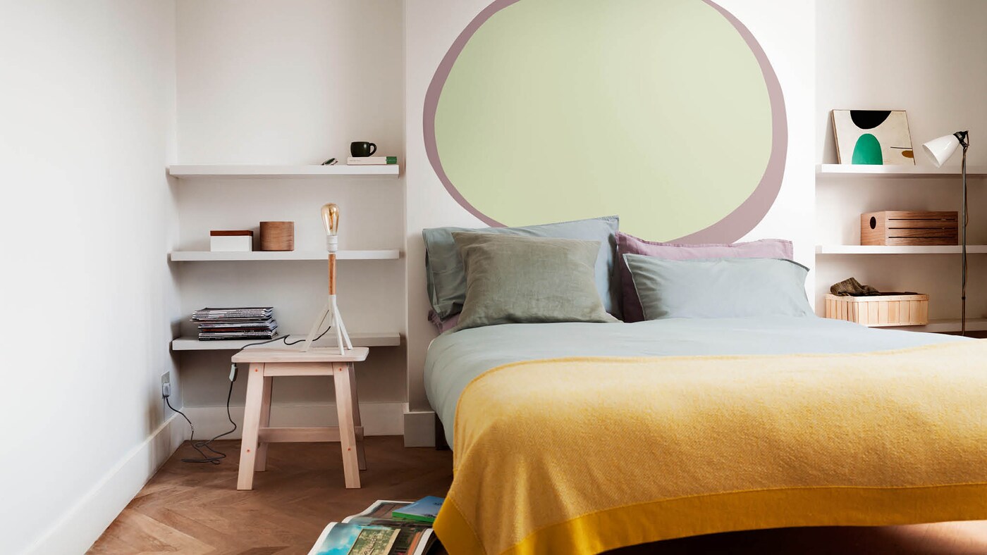 Schlafzimmer mit Oval auf der Wand