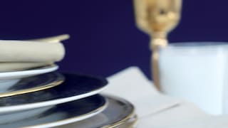 Betonen Sie Mitternachtsblau mit Goldakzenten