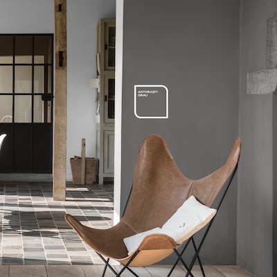 Sitzecke mit Wandfarbe Anthrazitgrau