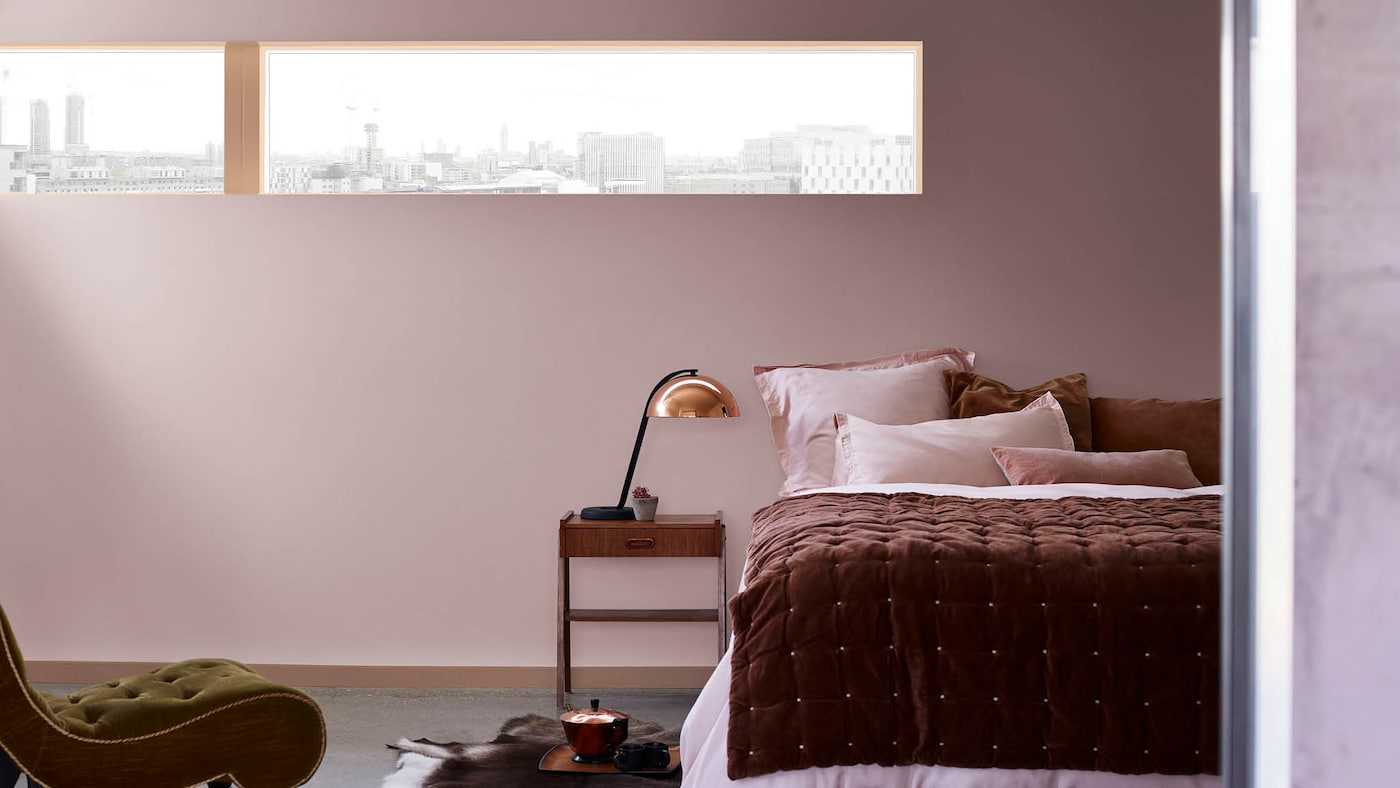 Behagliches Schlafzimmer in natürlichen Farben