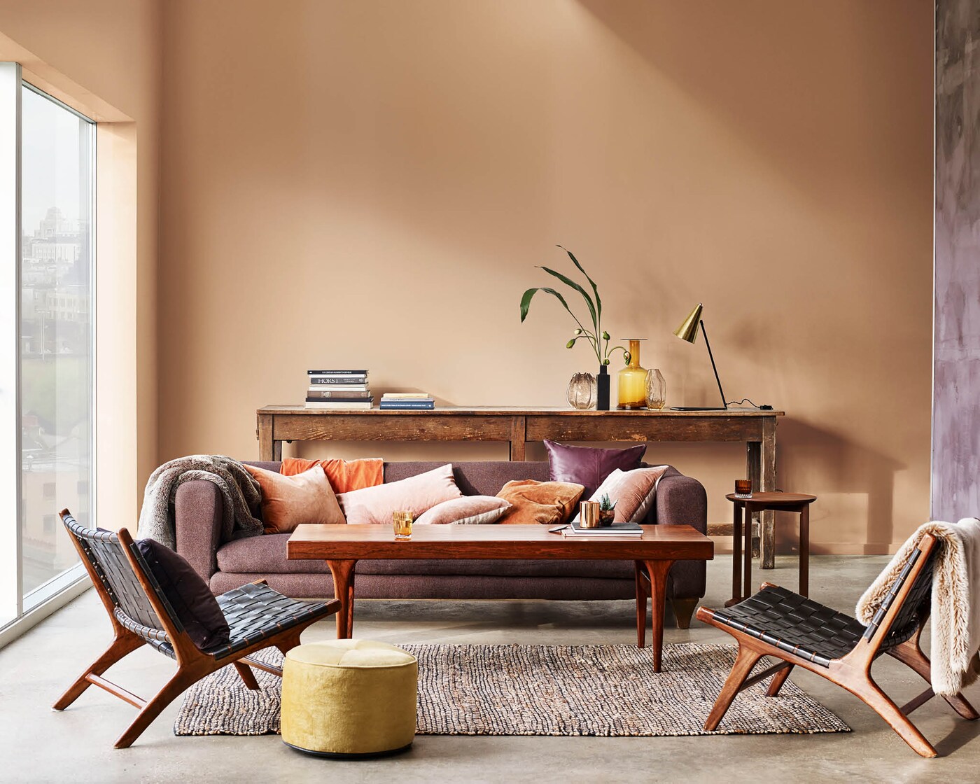 Ein warmes, neutrales Wohnzimmer