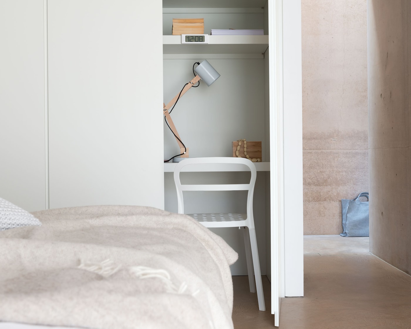 Kompakter Arbeitsbereich im Schlafzimmer