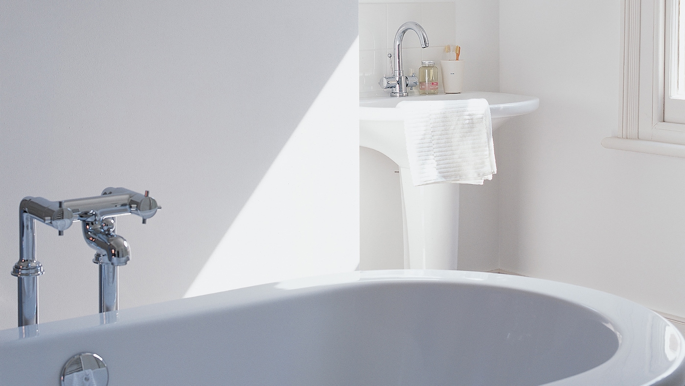 Mould- and moisture-resistant paint for bathrooms