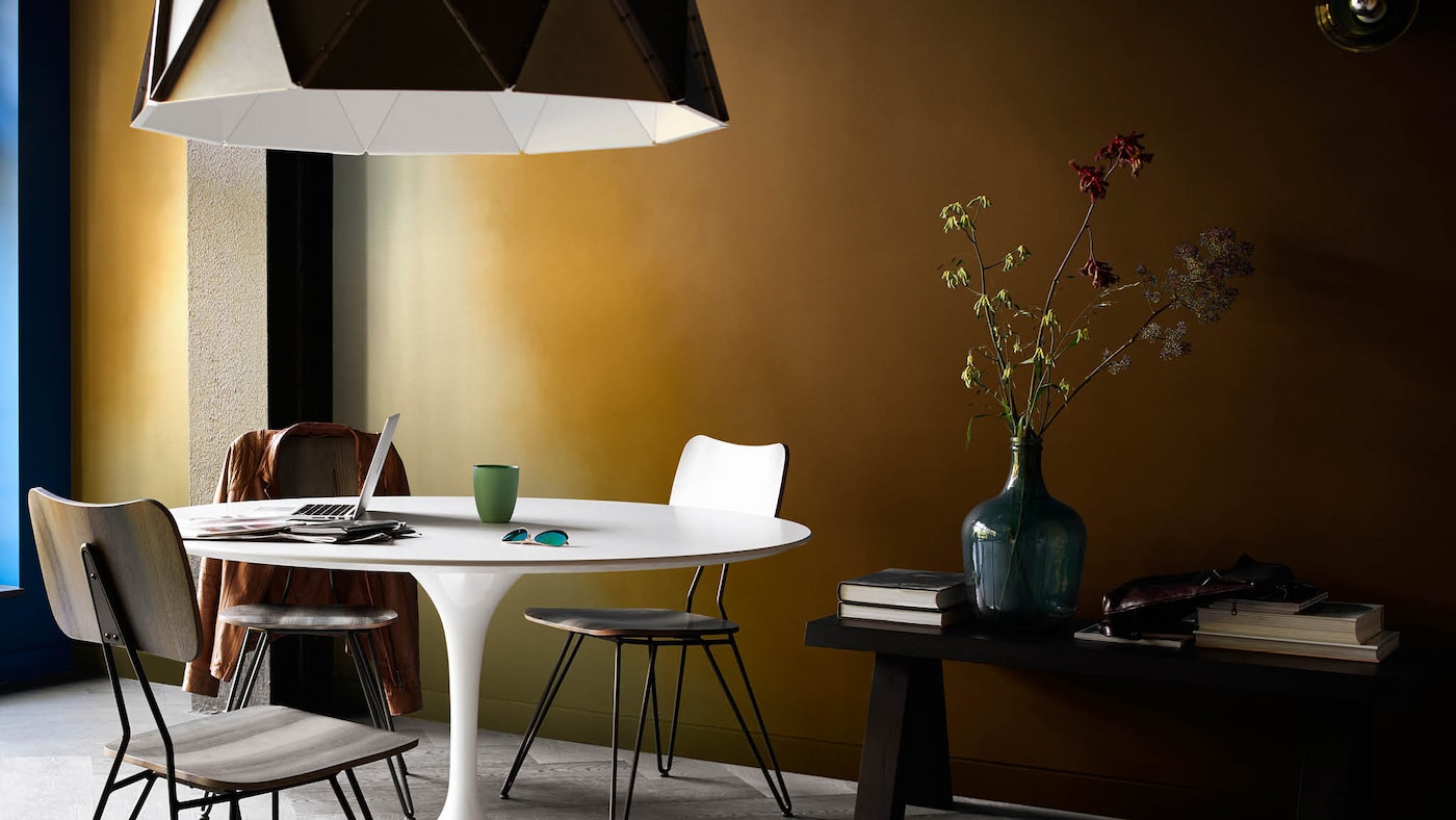 Rich brown and ochre gold have been blended with a paler shades to create an eye-catching colour flow effect. It’s a great way to add drama to your dining room, particularly if only have a small space.