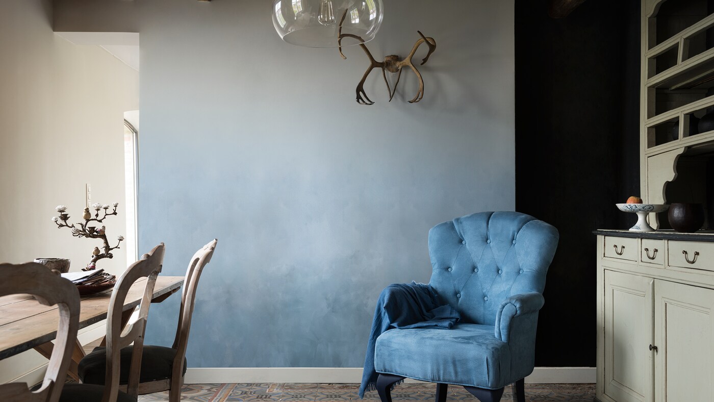 Try shading a wall darker to lighter tones from a palette – working from dark grounding tones to lighter ones.