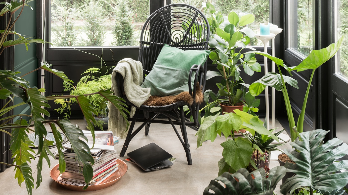 Botanical motifs, natural textiles and organic materials soften interior spaces.