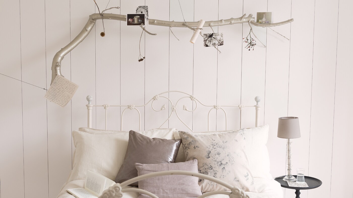 採用紫灰色帶點昏暗玫瑰色，營造出平靜詳和的感覺。