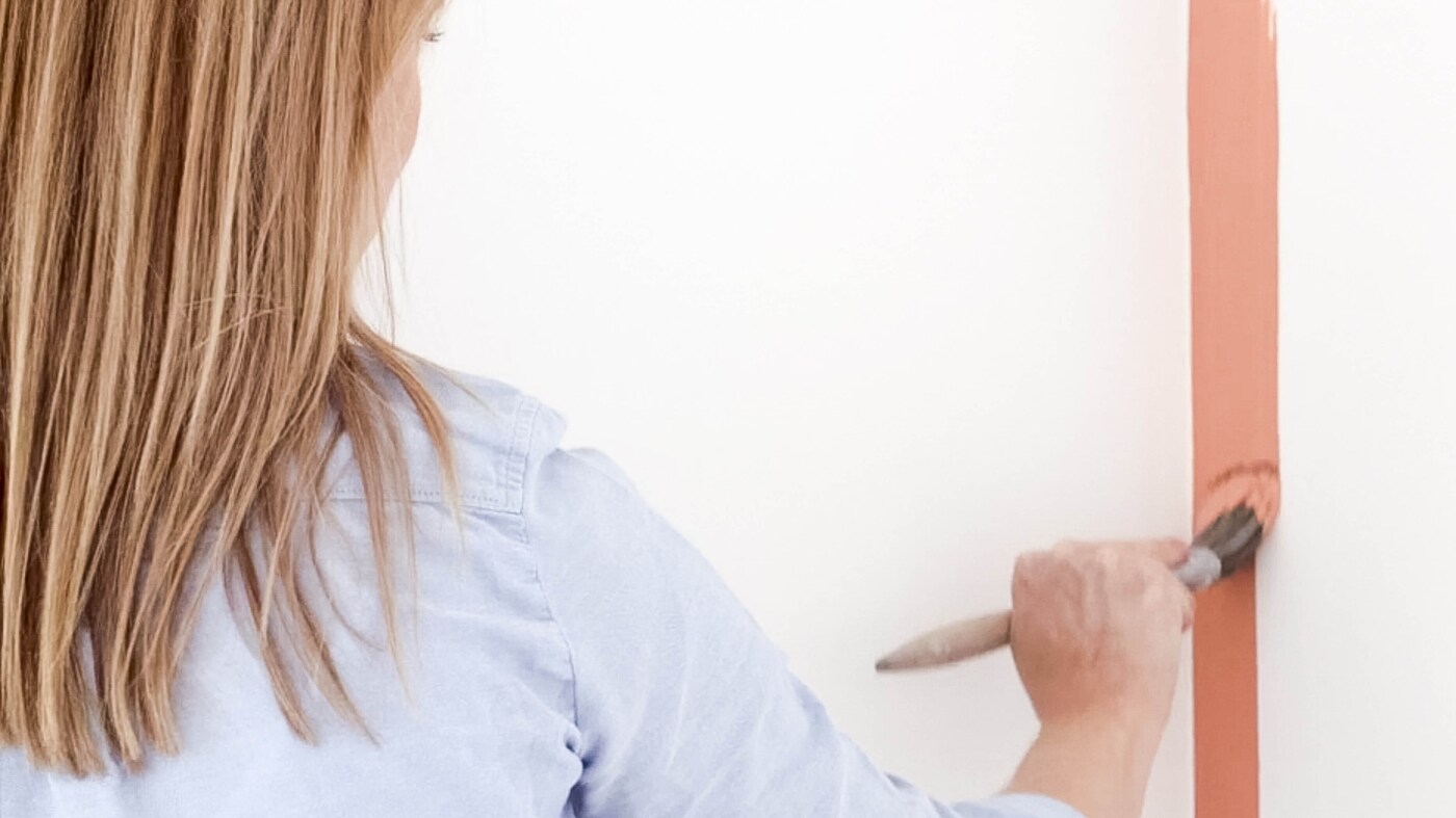Egy kis színnel sokat elérhetsz, és a festék a legegyszerűbb, leggyorsabb és leginkább megfizethető módja szinte bármilyen tér átalakításának.