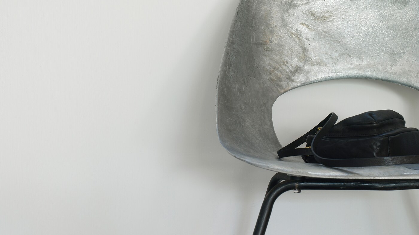 A teljesen fehér helyiséget szikrázó ezüst kiegészítőkkel villanyozhatod fel.
