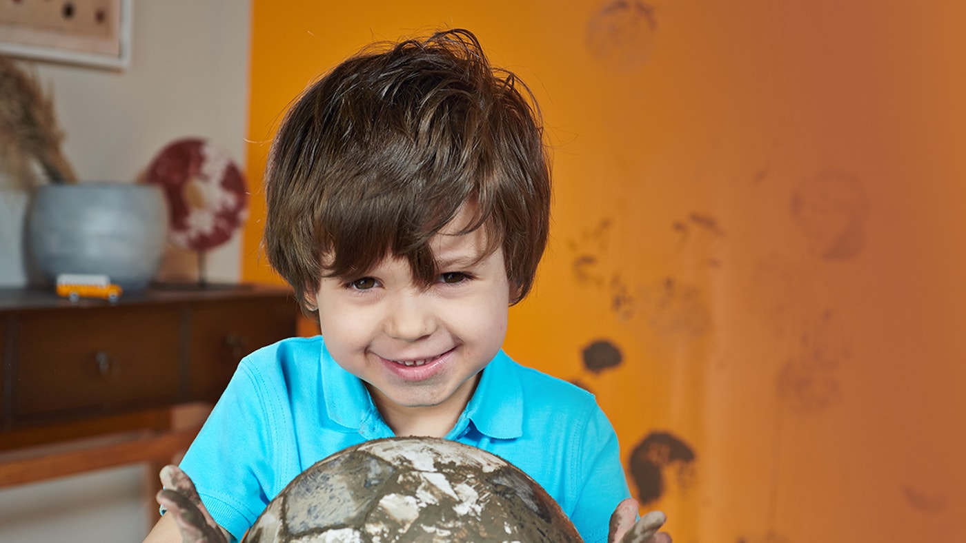 Dulux EasyCare football kid