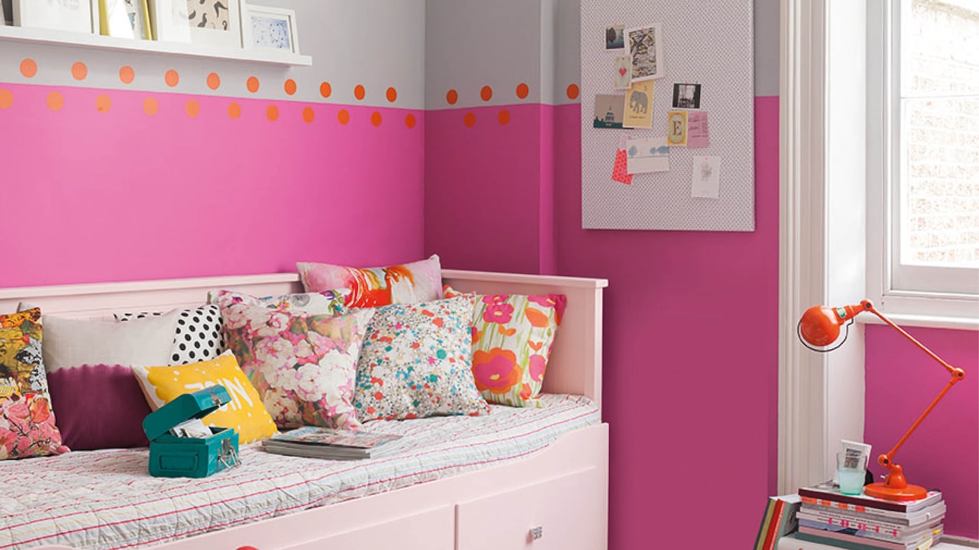 Menyeimbangkan warna kuat, seperti merah muda neon dengan warna yang lebih lembut, misalnya abu-abu, adalah cara yang baik untuk bermain dengan warna tanpa membuat skema kamar bayi Anda terlihat berlebihan.