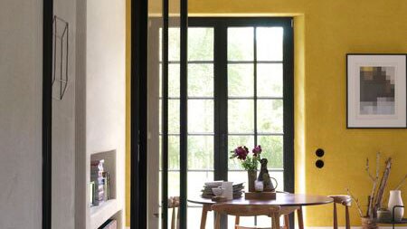 Di ruangan yang umumnya hangat di siang hari, gunakan warna kuning cerah untuk menciptakan ruangan yang terang menyambut pagi